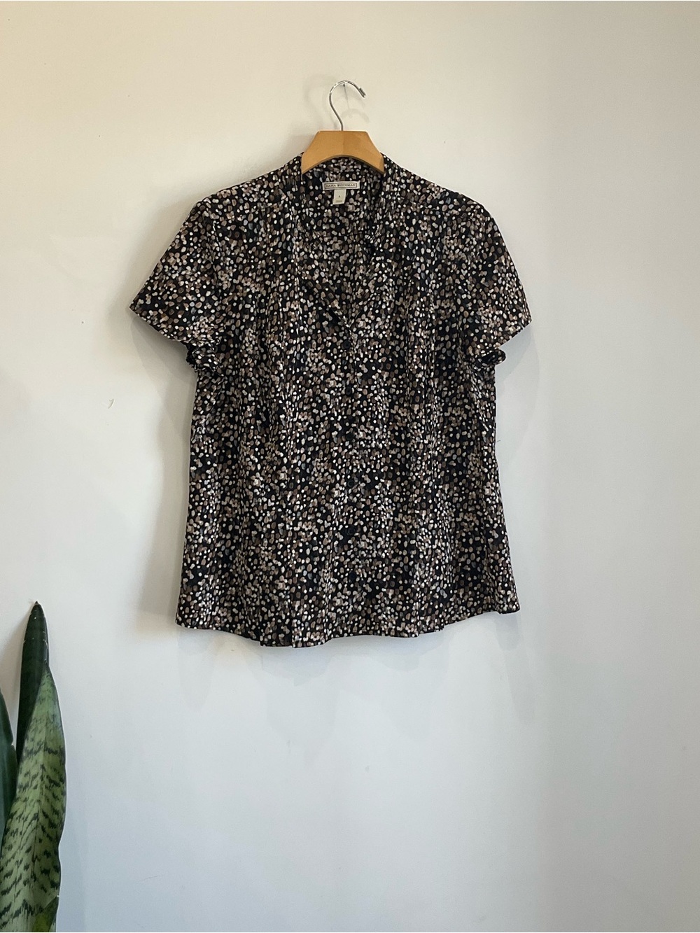 Dana Buchman Black and Cream Short Sleeve V-Neck Blouse